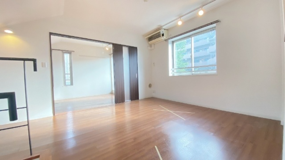 ダウンライト付きなので、照明で雰囲気を変えたりと、遊んでみるのもいいですね♪