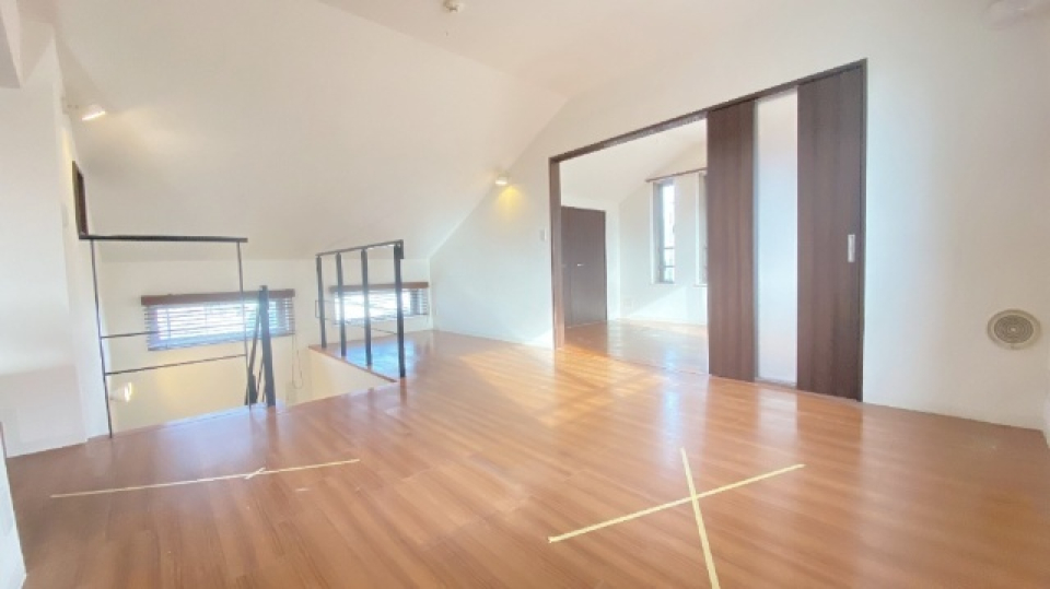 ３方向から採光が入り、部屋が明るく、そして広々として見える造りです！