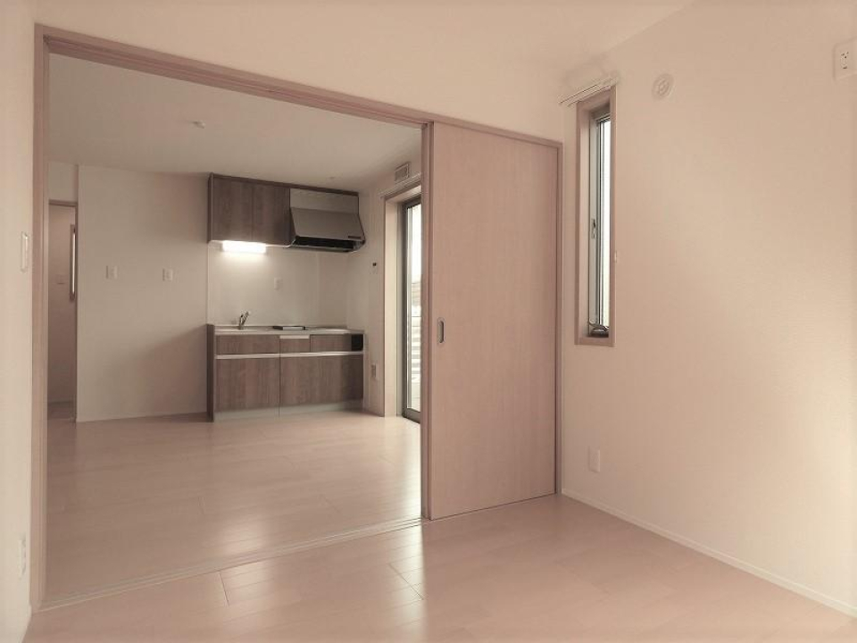 小窓付きのベッドルームです。