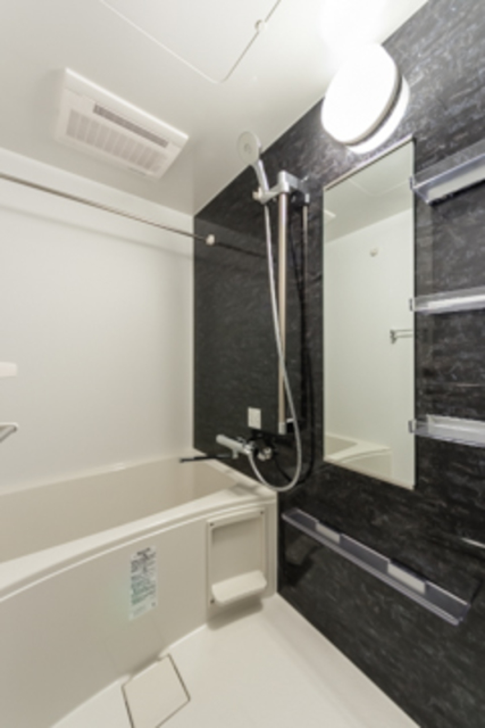 お風呂は浴室乾燥機付きで、デザイン性にあふれた癒し空間になっています。
※写真は同タイプ住戸です。