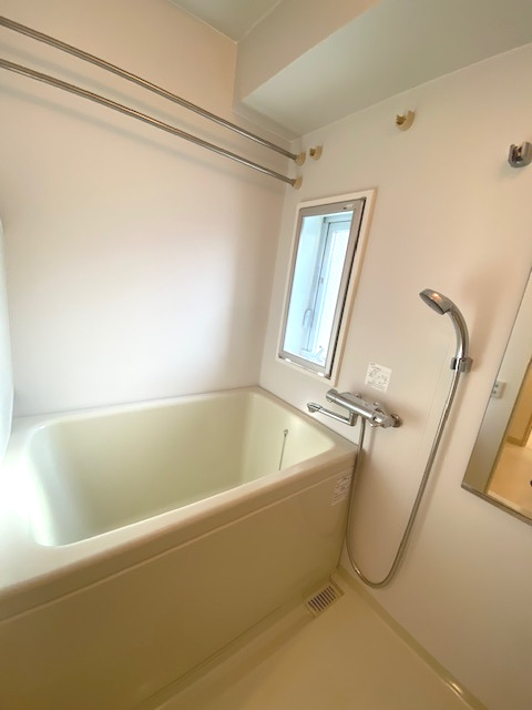 小窓付きのお風呂。換気もバッチリできちゃいます。そして浴室乾燥機も付いています。