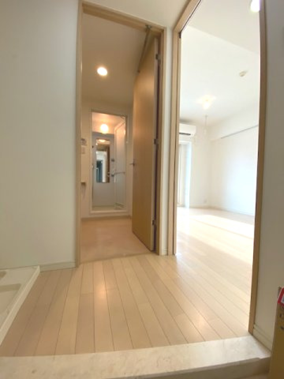 白を基調としたお部屋なので、玄関入った瞬間から開放感があります。