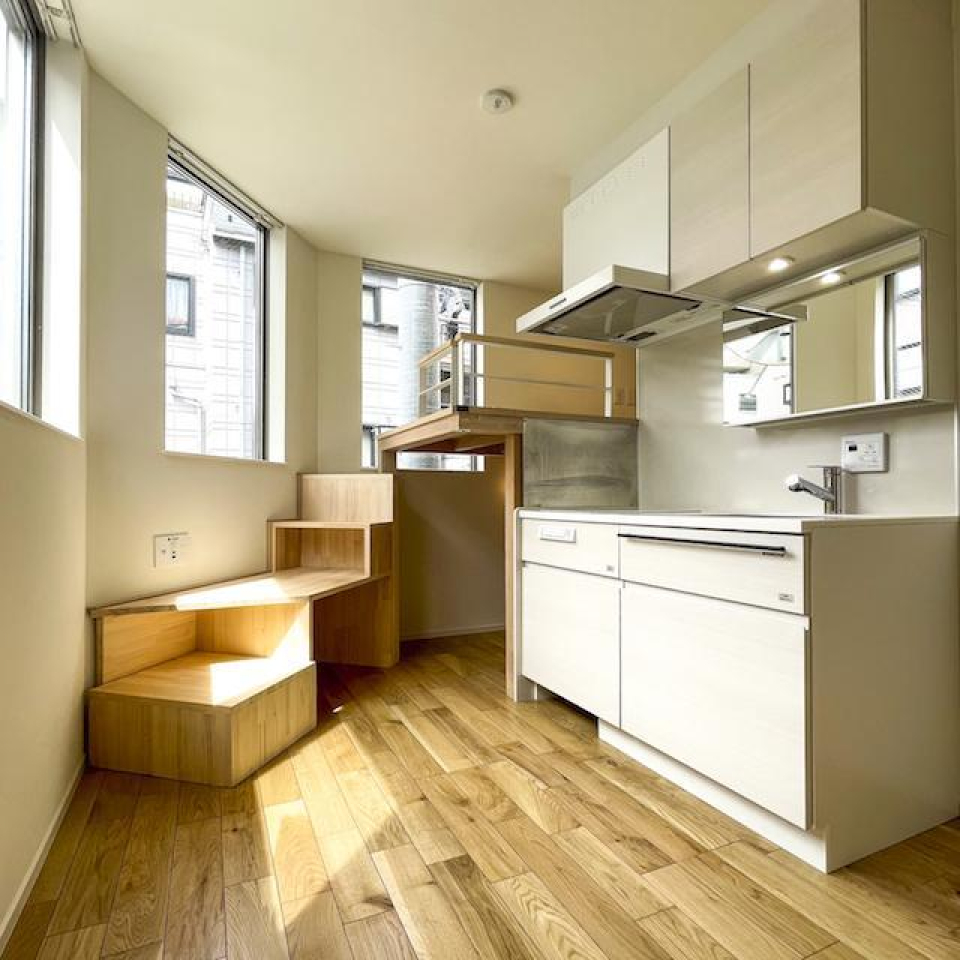 壁際の階段をワンステップずつ。