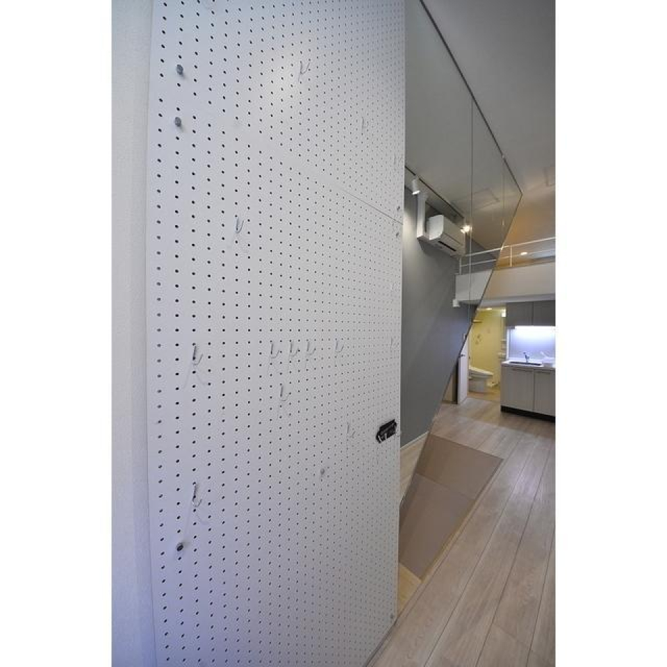 壁に有孔ボードがあるので、自由に飾りつけできます