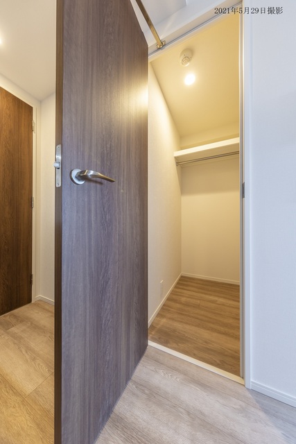 見て見て！ウォークインクローゼットなんです！中も広々しています♪
※写真は同タイプ住戸です。