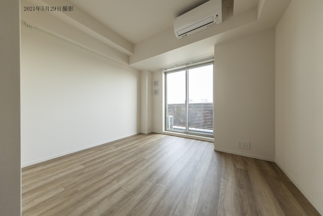 8.7帖の1R！ナチュラルなウッドテイストの床が落ち着いた空間を演出してくれます。
※写真は同タイプ住戸です。