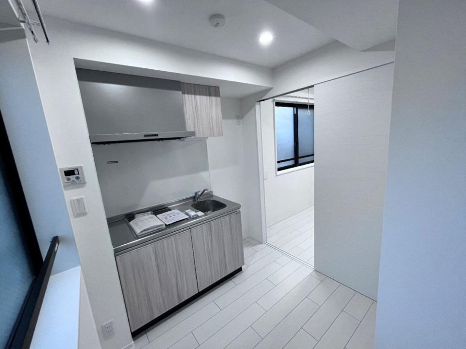 キッチンと部屋全体がスモーキーカラーなので、可愛くもかっこよくも出来る万能デザインになってます！