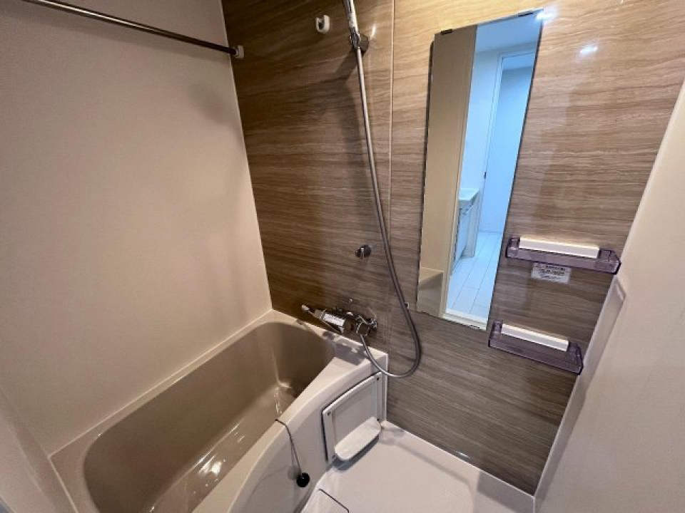 浴室乾燥機付きのお風呂は、アクセントウォールでオシャレさも忘れていません。