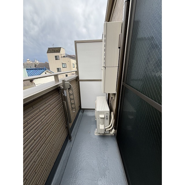 おベランダ。下で干せるタイプになります。
写真は別部屋となります。