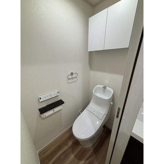 清潔感のあるトイレに、収納棚をつけてみました。優秀ですね。
写真は別部屋となります。