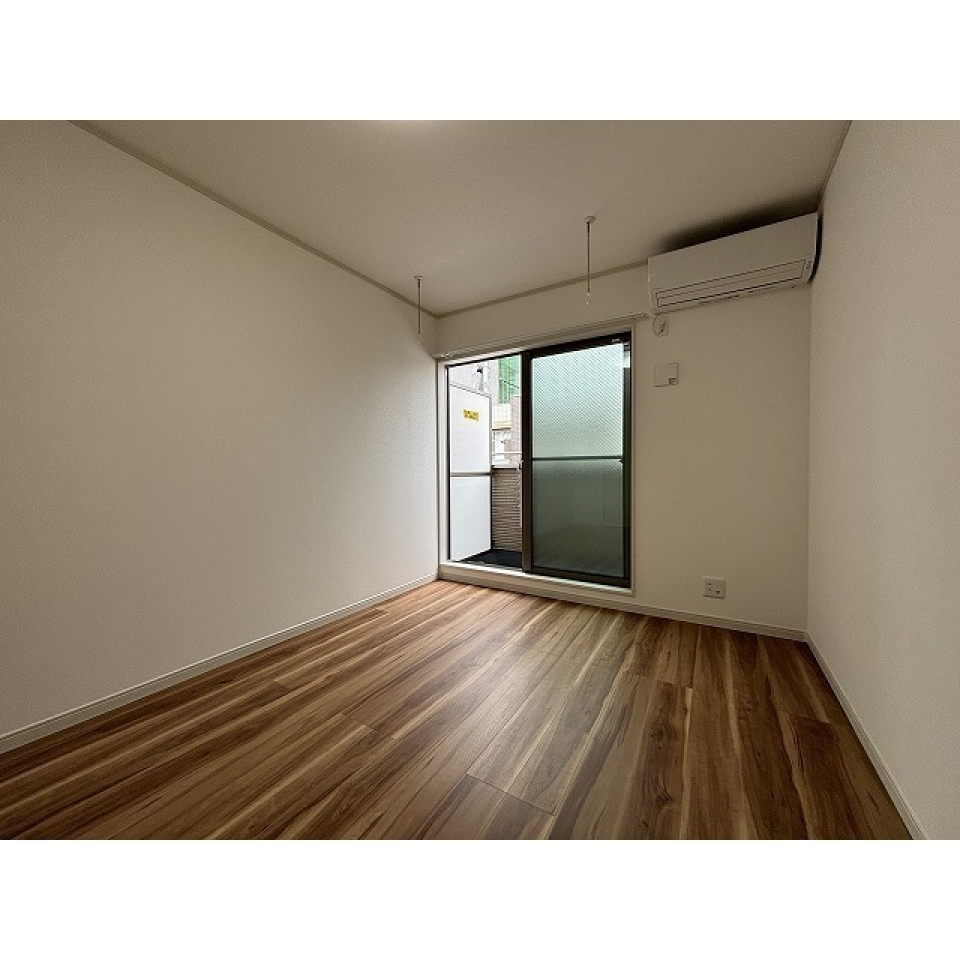 徒歩で遊園地に行けちゃう築浅1R。夜はカップルでイルミネーションもいいですね。
写真は別部屋となります。