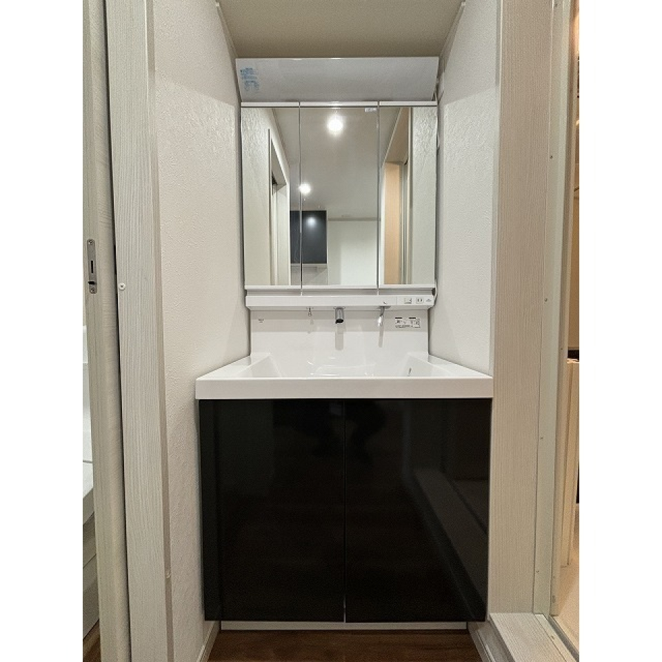 鏡が大きい洗面台は朝のセットに楽をもたらします。
写真は別部屋となります。