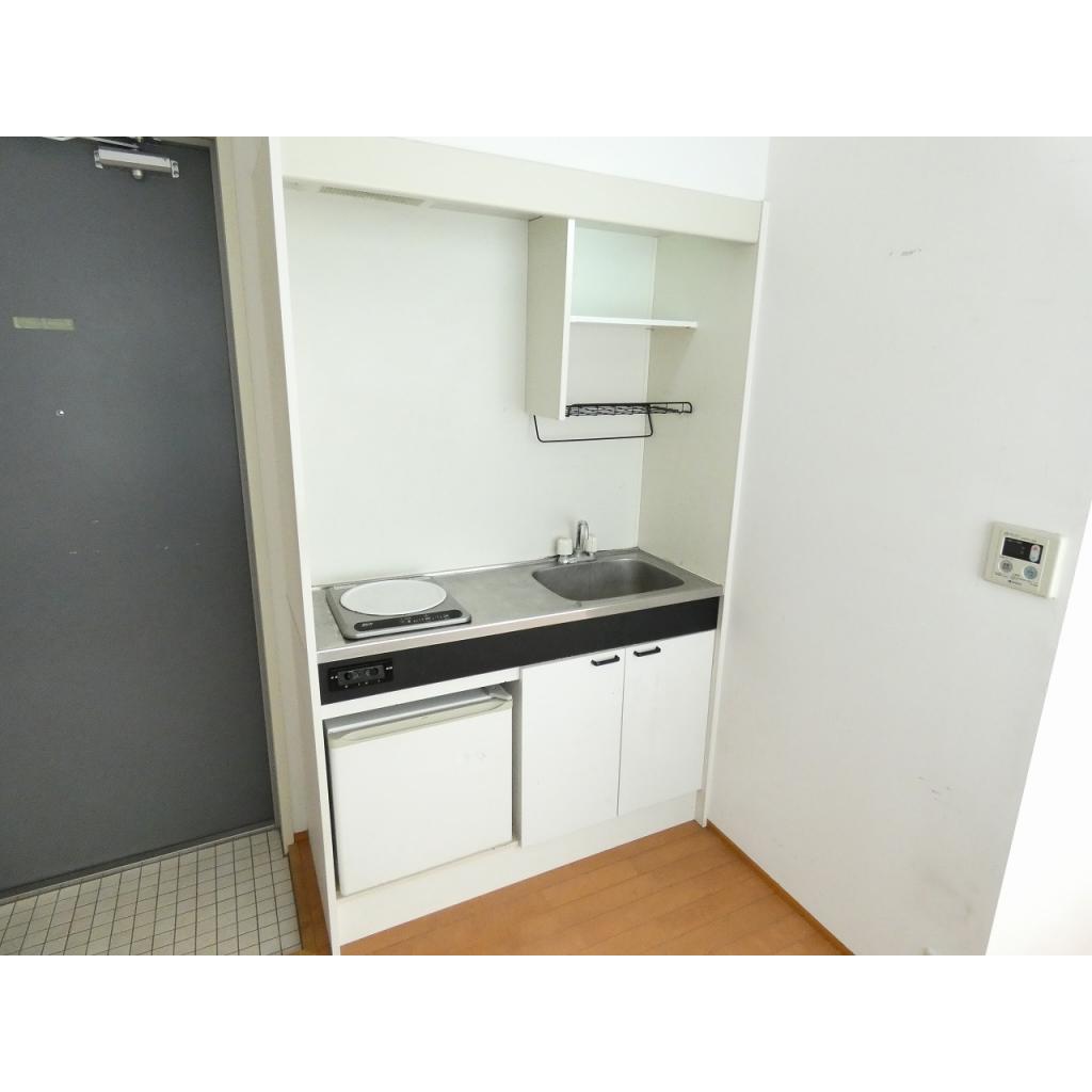 キッチンはコンパクト設計のため、お掃除が楽々♪棚もついているので、スペースを有効活用できそう！