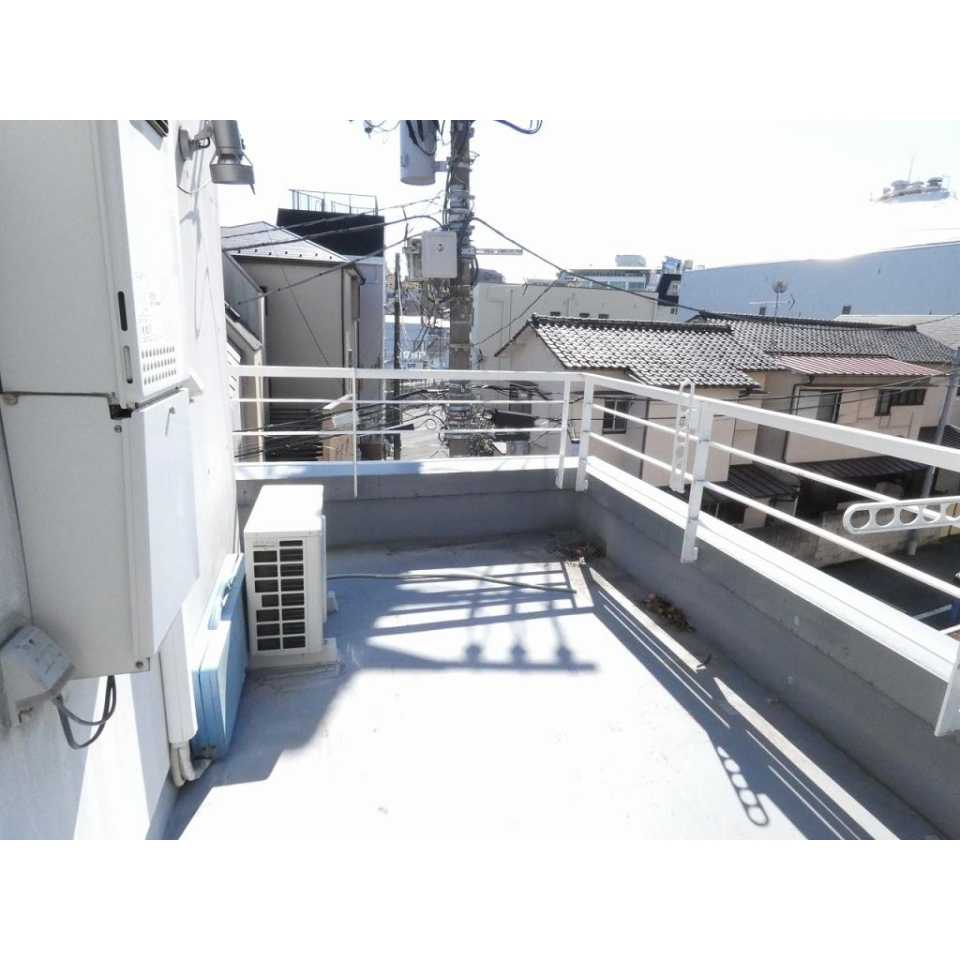 広々バルコニー！机と椅子を置いて、朝からコーヒーを飲む優雅な生活も出来ます♪