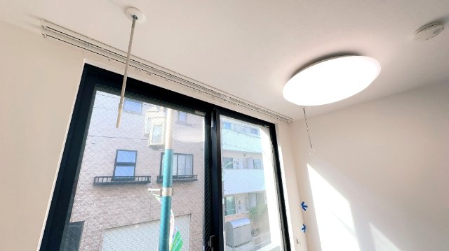 室内物干し竿掛け！
冬はここに洗濯物を干せば、室内自然加湿器に早変わり！