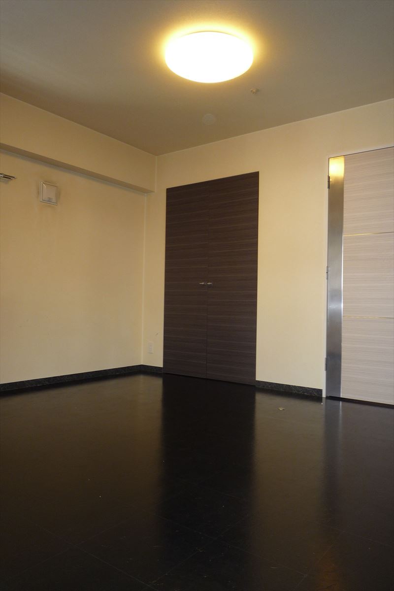 リラックスした雰囲気を生み出すのが上手なダークカラー。間接照明等でお部屋の雰囲気を変えてみるのも楽しそうです！