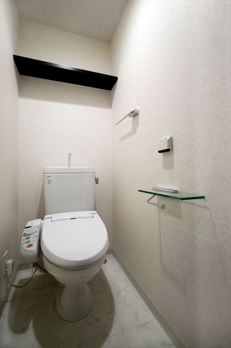 清潔感溢れたトイレの上に備えられているのは、そう。『棚』です。色々置けそうですね。