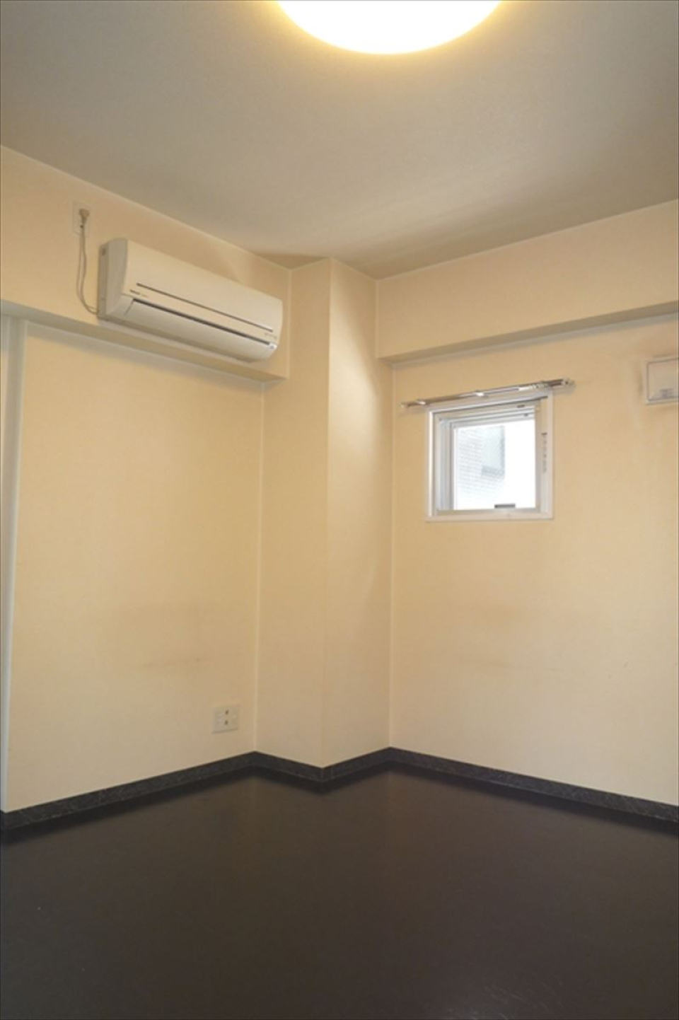 エアコン完備、そして小窓付きなので、簡単に換気ができちゃいます♪