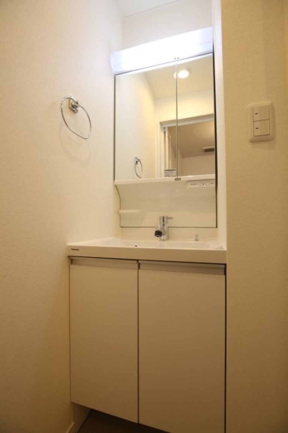 清潔感のある洗面台！鏡も大きいので、化粧やヘアセットしやすいですね♪