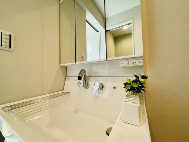 洗面台も清潔感溢れる、広々としたシンク！
※画像はイメージです（家具や小物は設備ではありません）