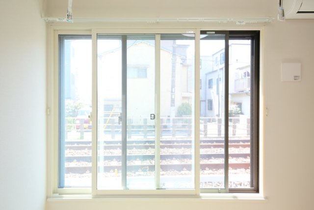 南向きの陽射しを惜しむことなく問い入れてくれる窓です。