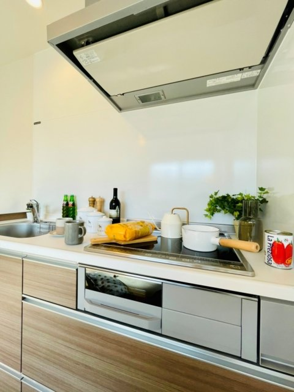 キッチンはグリル付きなので、お料理の幅が広がりますね♪
※画像はイメージです（家具や小物は設備ではありません）