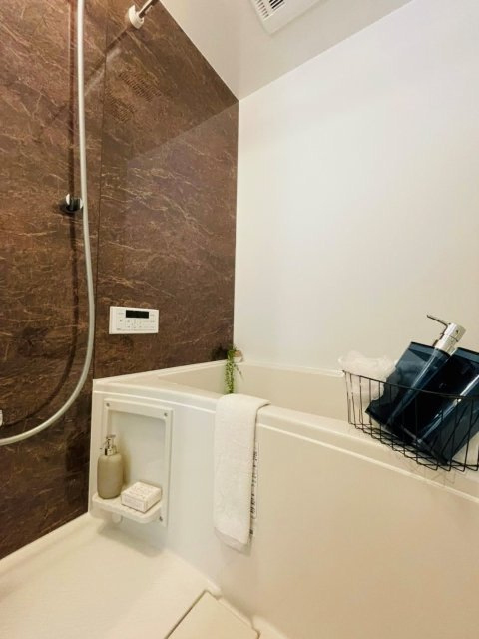 浴室乾燥機と追い炊き機能が付いたお風呂はまさに快適空間！
※画像はイメージです（家具や小物は設備ではありません）