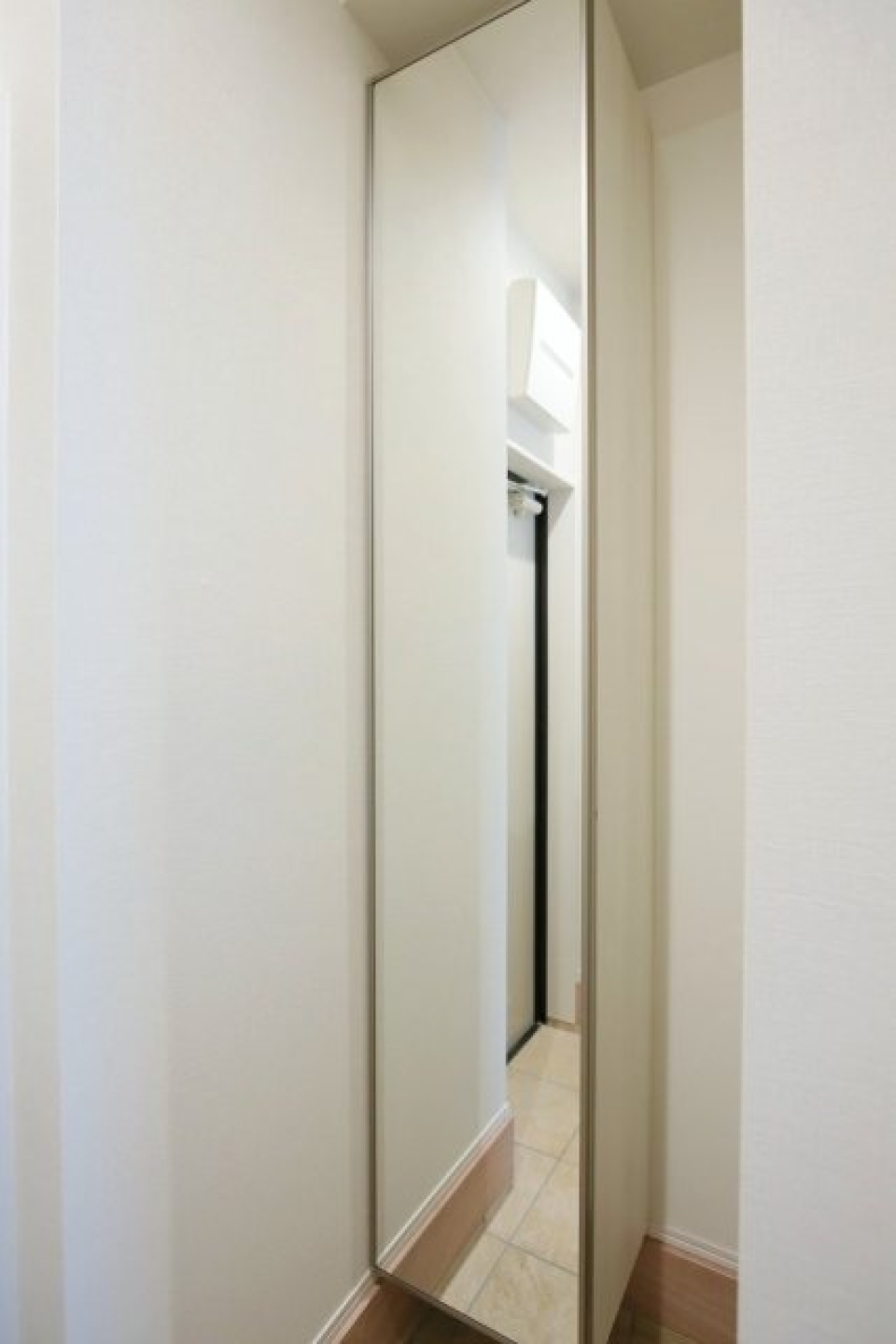 シューズボックスは閉めれば鏡出現！身だしなみのチェックをしてお出かけを♪