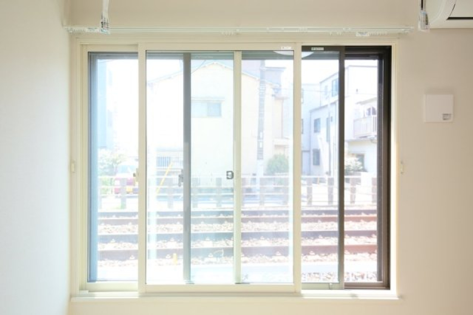 南向きの陽射しを惜しむことなく問い入れてくれる窓です。