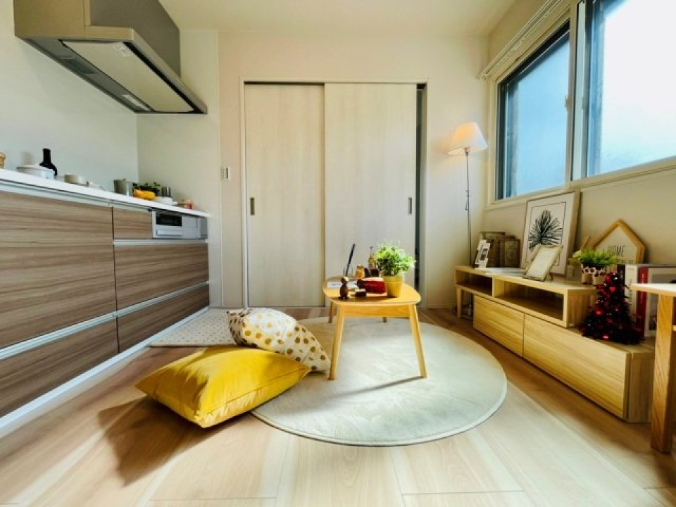 ウッドテイストのキッチンがお部屋のポイントに！皆さんならこのポイントをどう生かしますか？

※画像はイメージです（家具や小物は設備ではありません）