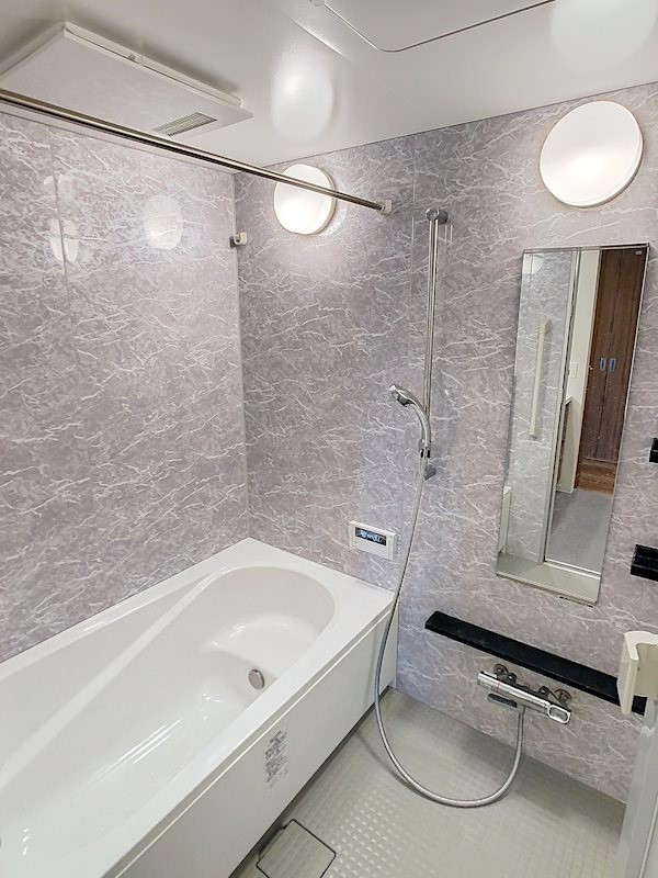 追い焚き機能付きの浴室。