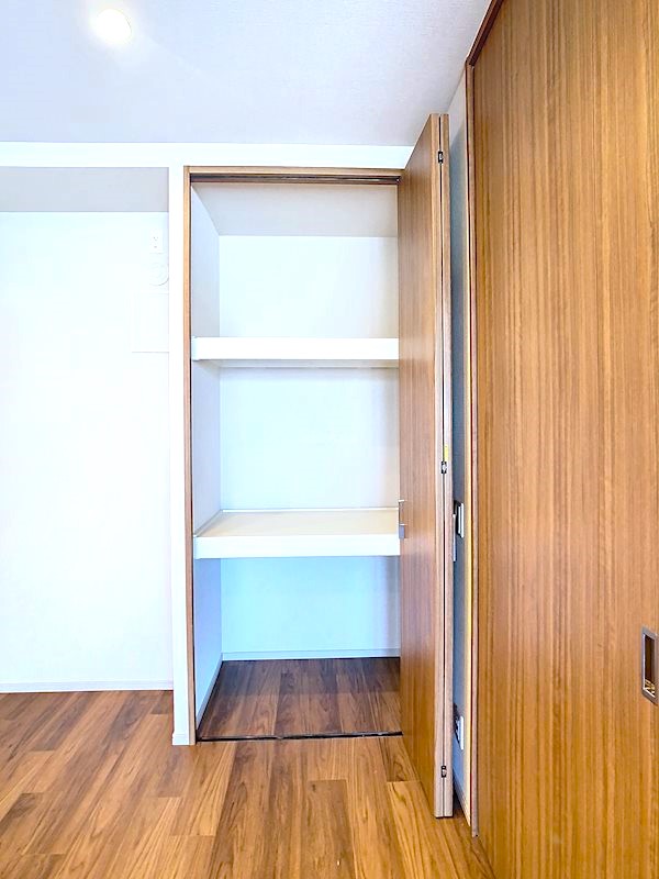 LDK横の洋室にもクローゼット付いています。