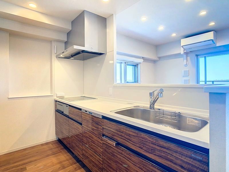 家族の様子が窺える対面式キッチン。