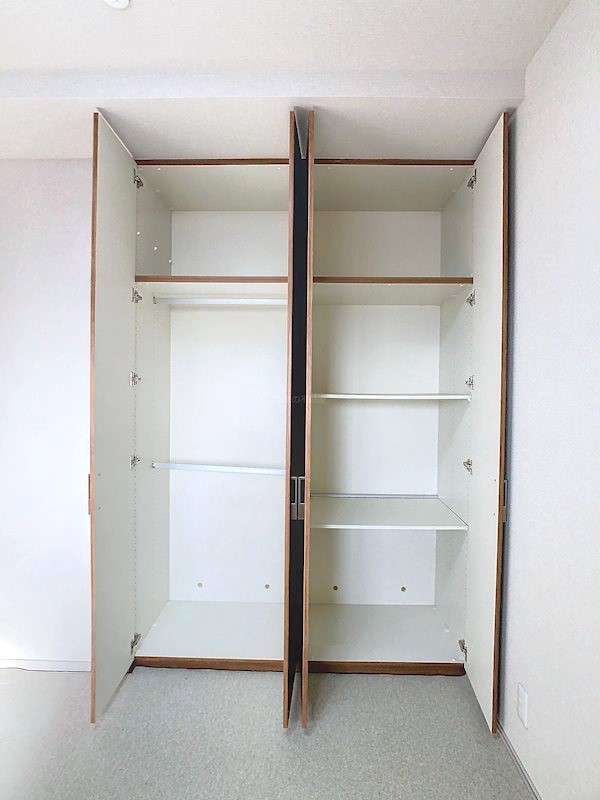 ハンガーのまま洋服を収納できるクローゼットがついています。