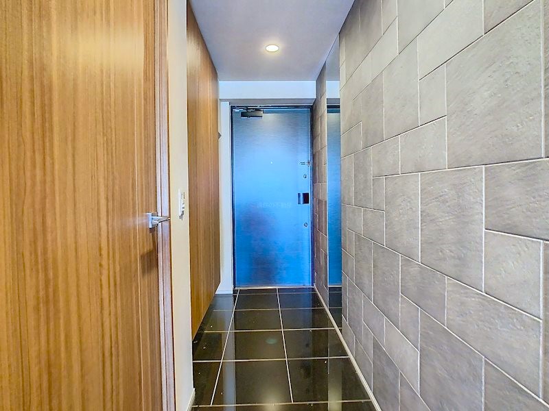 玄関はシューズボックス付き。壁のデザインが素敵です。