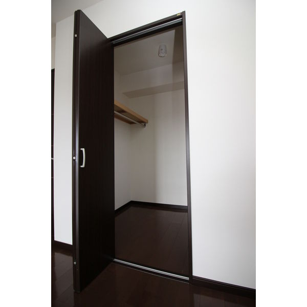 便利なウォークインクローゼットも付いています