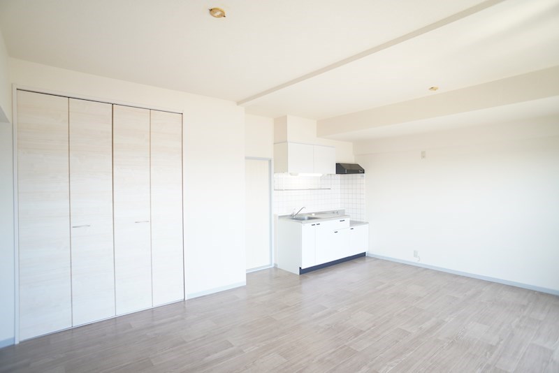 白で統一された内装。自分好みのお部屋が作れそう。