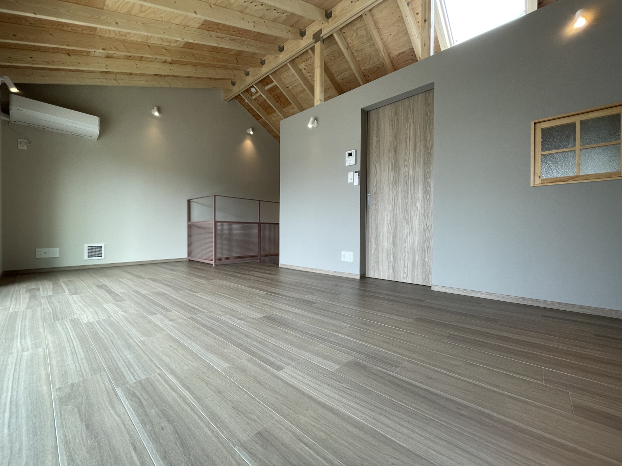 天然木を使った温かみのある高い天井が開放的♩