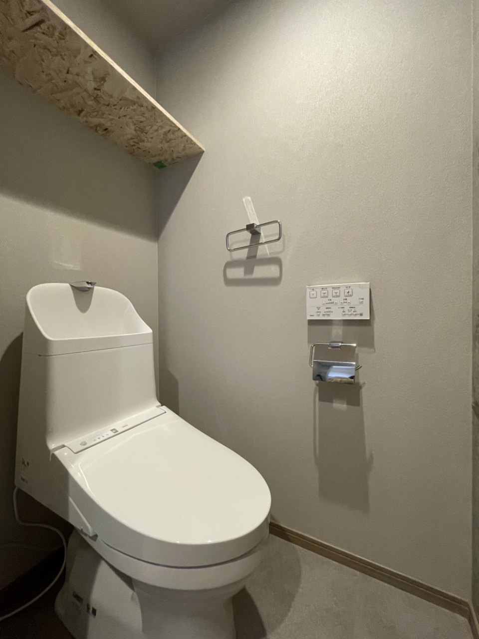 トイレも土間。棚付きです