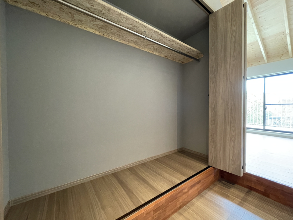 クローゼットは階段を上がったとこにあります