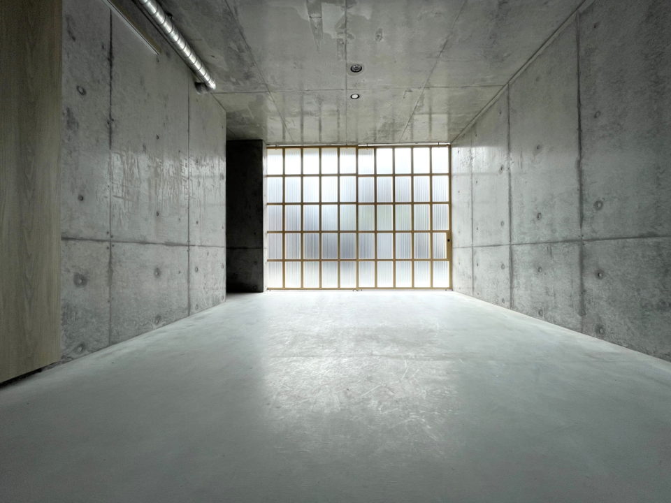 扉は手動！すりガラスなので明るいです。