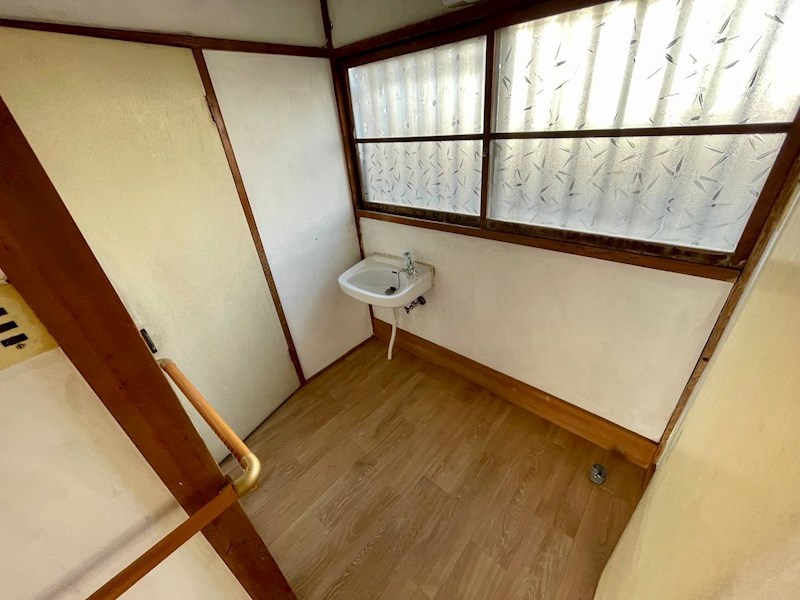 洗面所は最低限の設備です