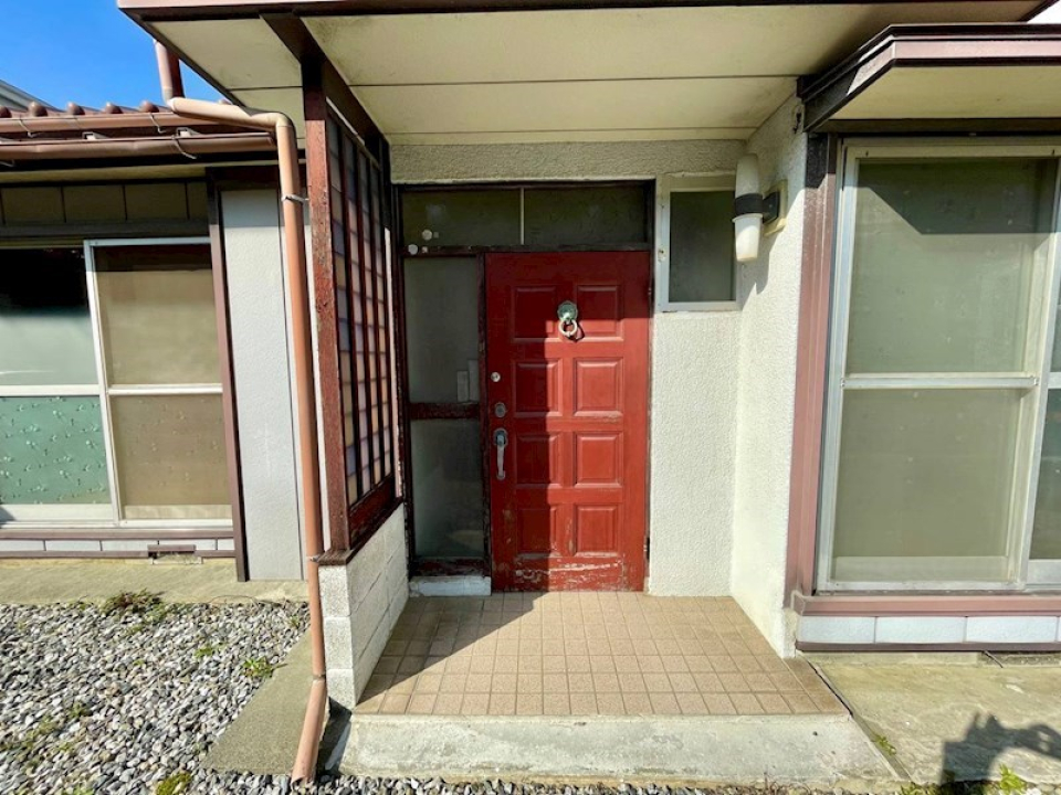赤い扉がトレードマークの玄関