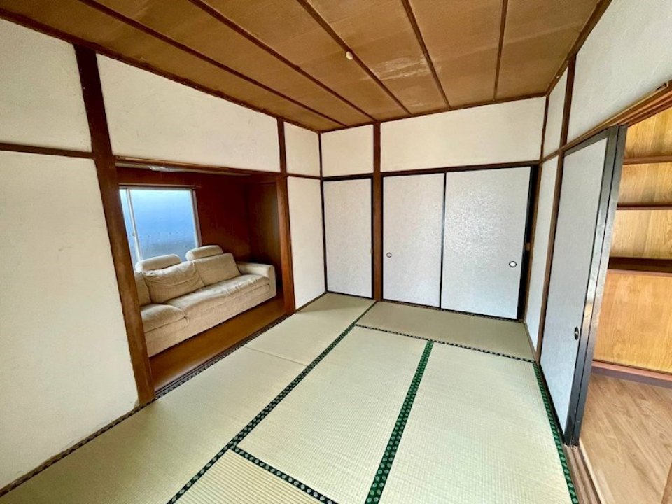 奥の方にソファが…?