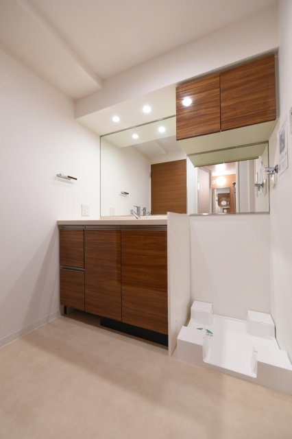 洗面台には大きな鏡があります！