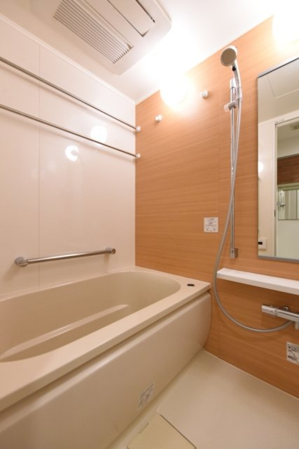 ナチュラルなパネルが導入された浴室です。