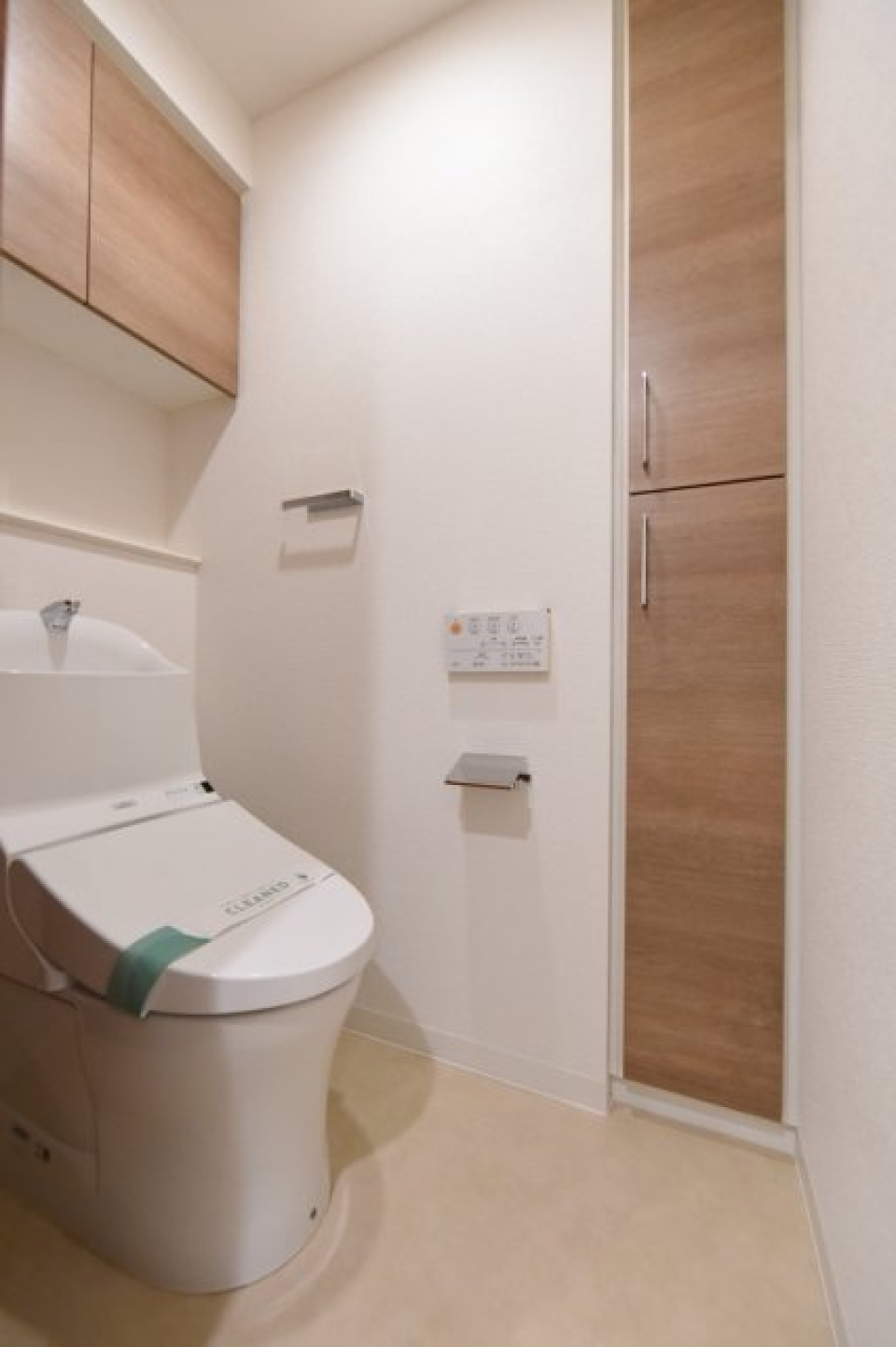 棚があるので掃除用具を整理整頓しやすそうです。