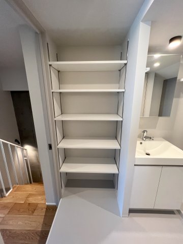 階段のすぐ横には収納が。