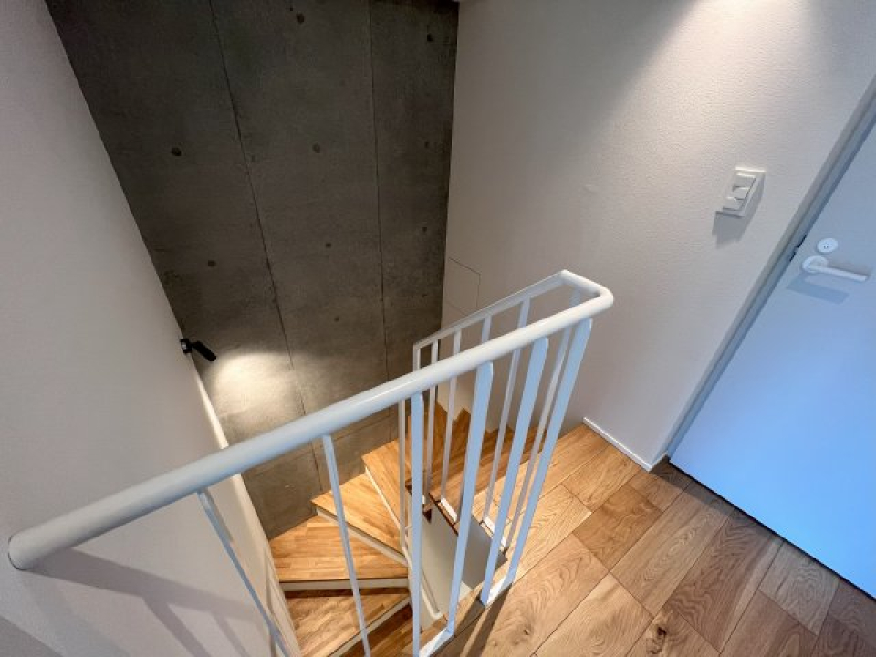 シックな階段ですね！
