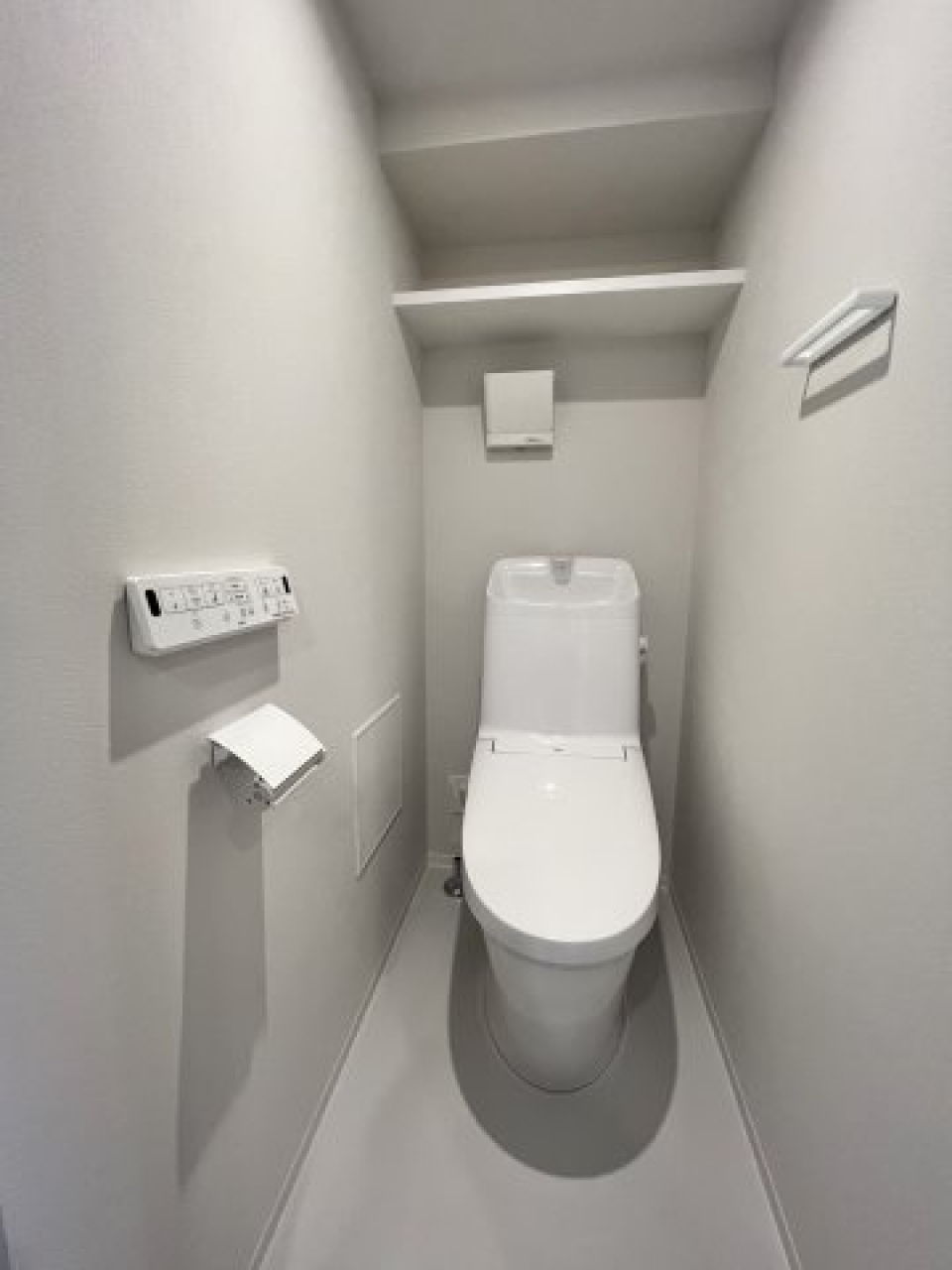 棚があるので掃除用具など整理整頓しやすそうですね。